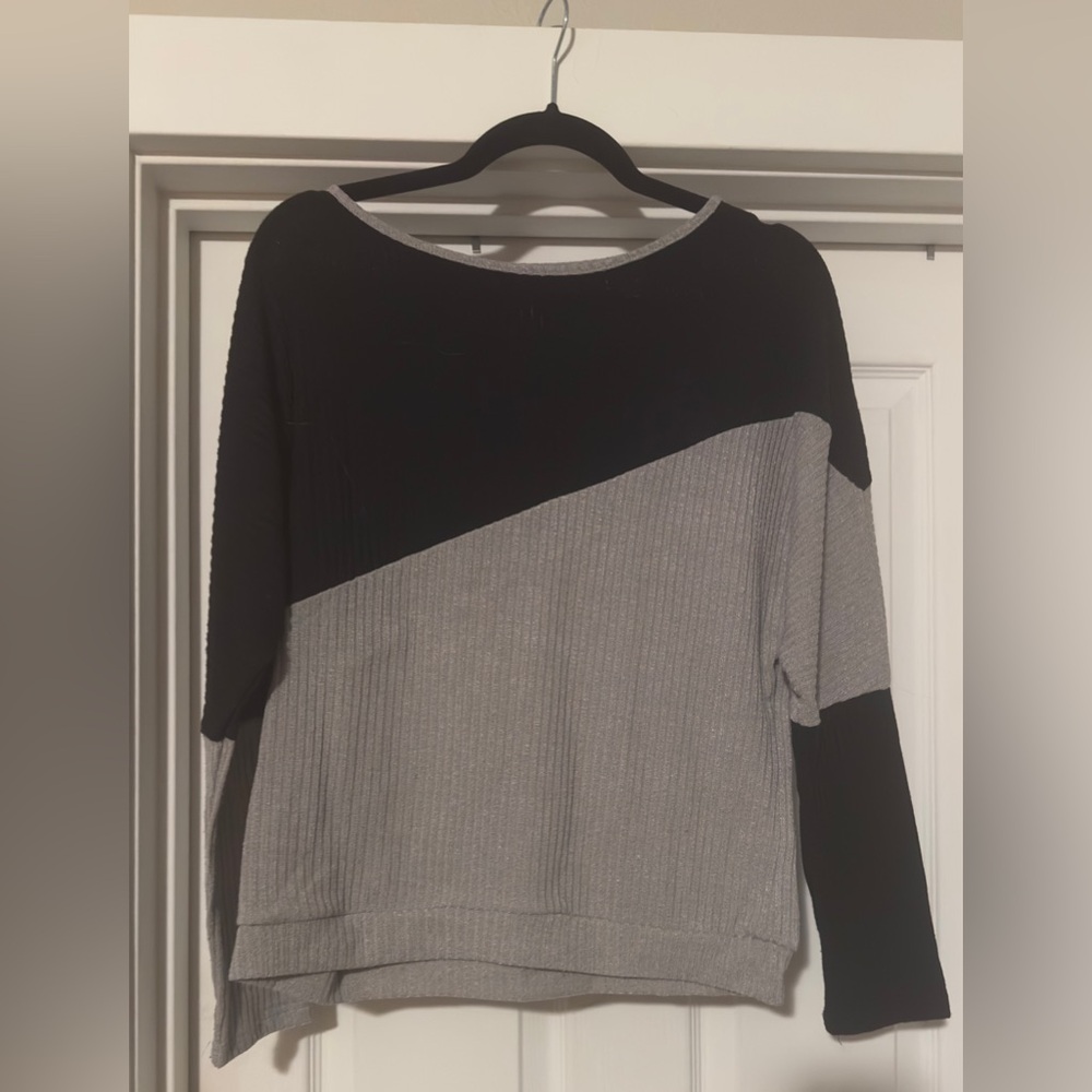 BLACK AND GRAY LONG SLEEVE TOP 65 poly 35 cottons e